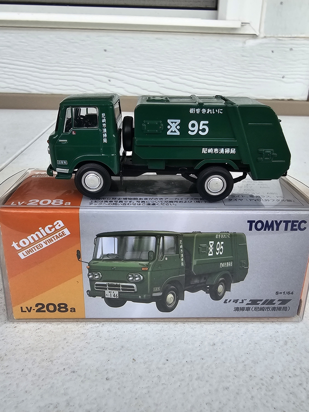 Tomica Limited Vintage LV-208a Isuzu Elf Garbage Truck Amagasaki 1/64